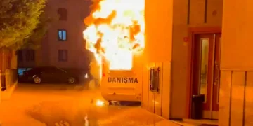 İş yerinin bahçesindeki kulübe alev alev yandı