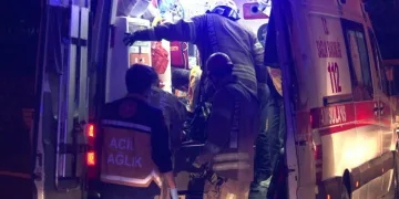 Virajı alamayan araç bariyerlere çarptı: 4 yaralı