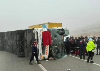 Malatya’da yolcu otobüsü devrildi: 3 ölü 29 yaralı