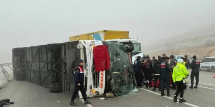 Malatya’da yolcu otobüsü devrildi: 3 ölü 29 yaralı