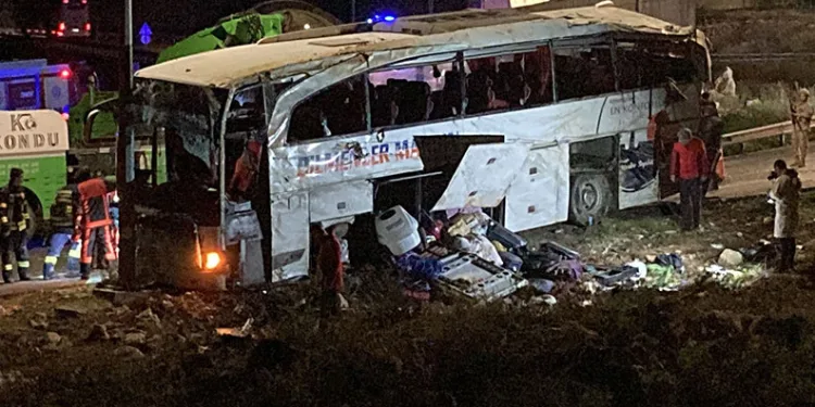 Mersin’de yolcu otobüsü devrildi: 9 ölü, 30 yaralı
