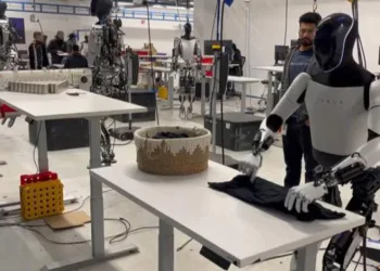 Elon Musk’ın robotu tişört katladı