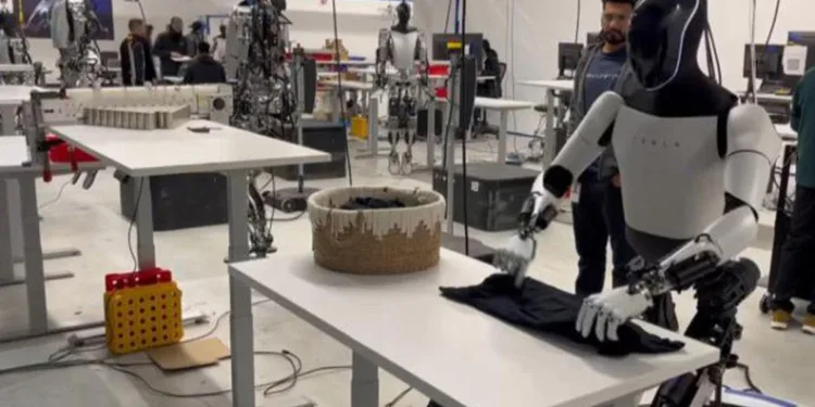Elon Musk’ın robotu tişört katladı