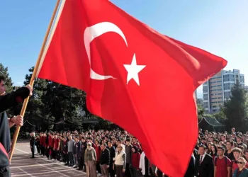 Şehitler için okullarda saygı duruşu