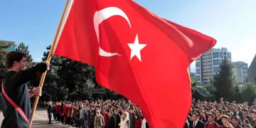 Şehitler için okullarda saygı duruşu