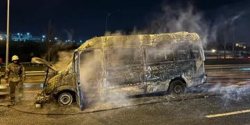 Servis minibüsü yanarak kullanılamaz hale geldi
