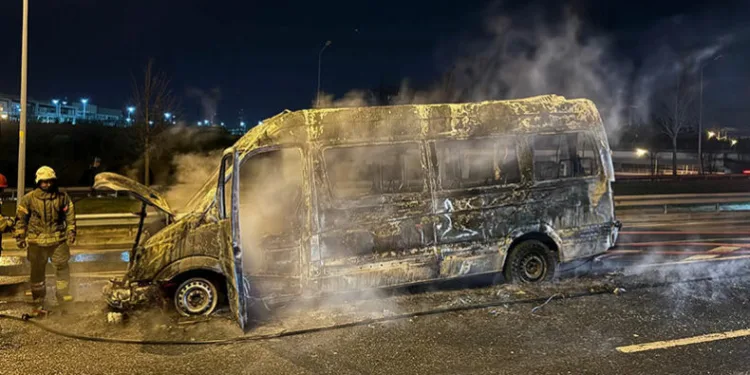 Servis minibüsü yanarak kullanılamaz hale geldi
