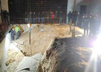 Fabrika inşaatında göçük: 2 işçi toprak altında kaldı