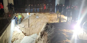 Fabrika inşaatında göçük: 2 işçi toprak altında kaldı