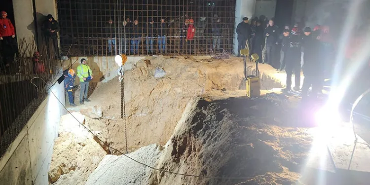 Fabrika inşaatında göçük: 2 işçi toprak altında kaldı