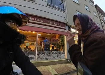 Bursa’da yaşlı kadınla motosikletli gençlerin diyalogu gülümsetti