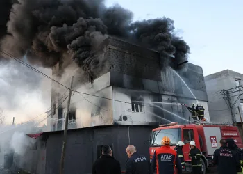 Para vermeyen abisinin işyerini tiner döküp yaktı