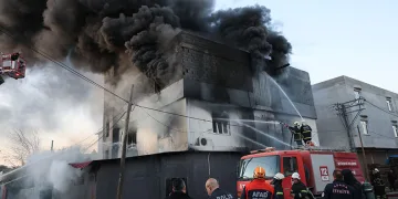 Para vermeyen abisinin işyerini tiner döküp yaktı