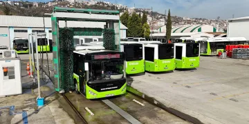 Otobüsler gri suyla yıkanıyo