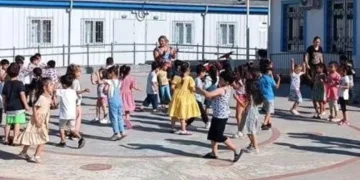 Efeler’de geleneksel oyunlar, okul bahçelerine çizildi