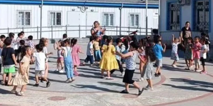 Efeler’de geleneksel oyunlar, okul bahçelerine çizildi
