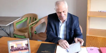 Bu muhtarın tek rakibi kendisi