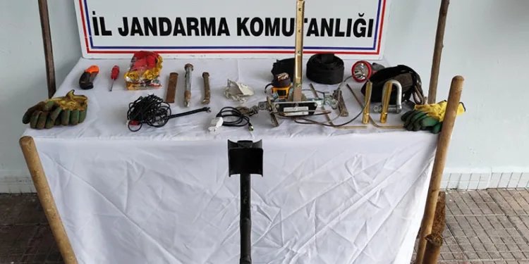 Hazine ararken, jandarmayı karşılarında buldular