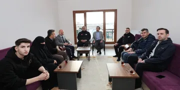 Konuta yerleşen Adıyamanlı depremzede aile ilk misafirini ağırladı