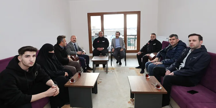Konuta yerleşen Adıyamanlı depremzede aile ilk misafirini ağırladı