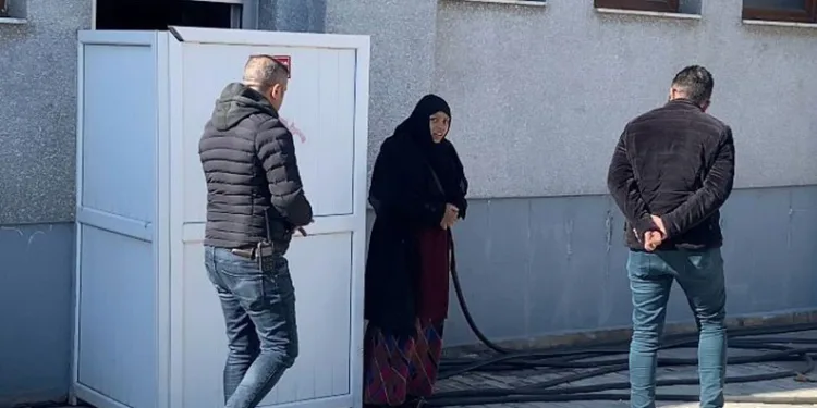 Zabıtayı gören dilenci, kadınlar tuvaletine saklandı