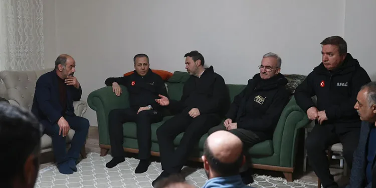 Bakanlardan madencilerin ailelerine geçmiş olsun ziyareti
