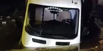 Yağışlı havanın etkisiyle çöken yola kamyonet düştü
