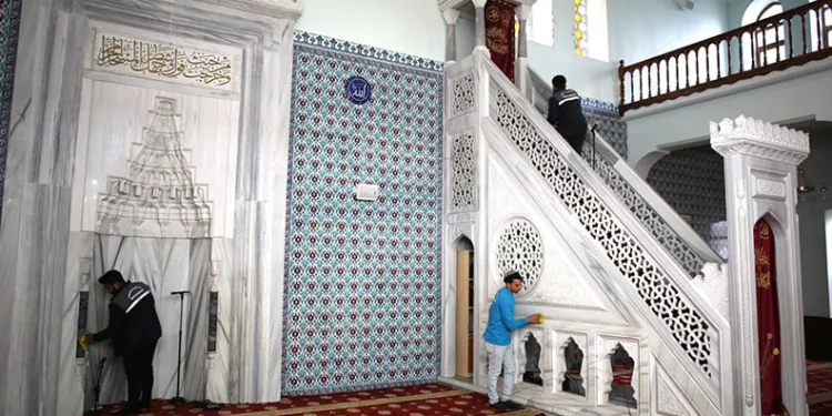 Başiskele’de camiler Ramazan’a hazırlanıyor