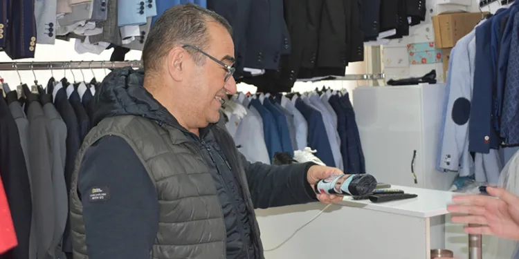 CHP Pamukkale Adayı Ertemur çöp poşeti dağıtımına devam ediyor