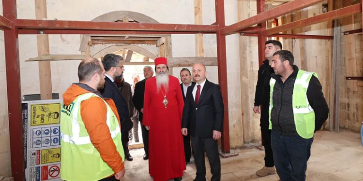 Vali Varol, restorasyonda olan kiliseyi inceledi