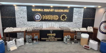 Operasyonda ele geçirilen uyuşturucular emniyette sergilendi
