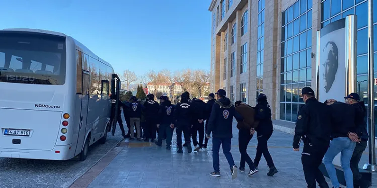 Hayvan yüklü tıra tren çarptı: Ölü ve yaralılar var