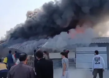 Depremzede vatandaşların yaşadığı 3 konteyner alevlere teslim oldu