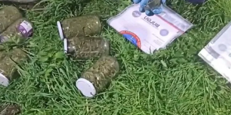 10 ayrı kavanoz içinde bin 283 gram uyuşturucu ele geçirildi