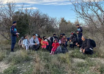 Ayvacık ve Ezine’de 75 kaçak göçmen ile 5 organizatör yakalandı