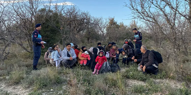 Ayvacık ve Ezine’de 75 kaçak göçmen ile 5 organizatör yakalandı