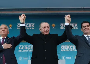 “Adaylarımız kentin altını üstüne getiriyor”