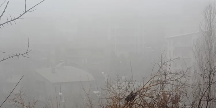 Hakkari’de karla karışık yağmur ve sis etkili oluyor