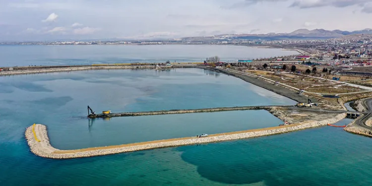 Van Gölü’nden 1 milyon 600 bin metreküp dip çamuru çıkarıldı