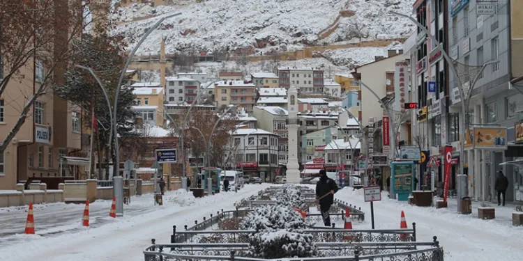 Bayburt’ta kar yüzünü yeniden gösterdi