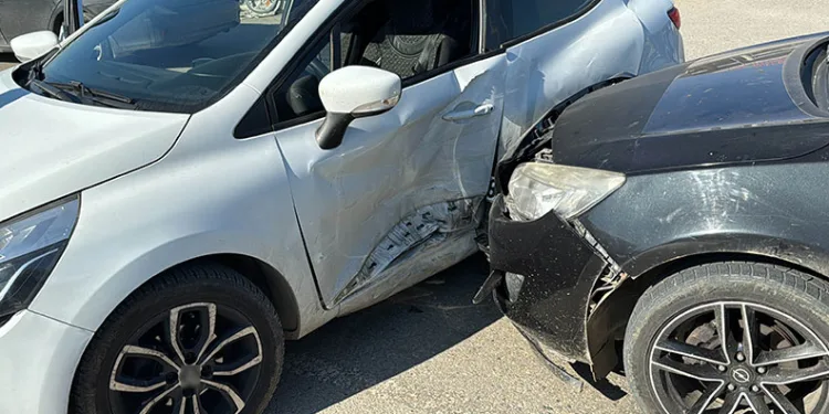 Kavşakta kaza yaptılar