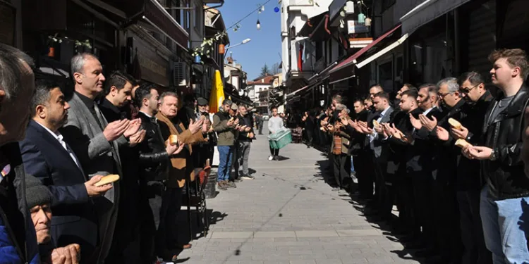 O ilçede her cuma dua vaktinde hayat duruyor
