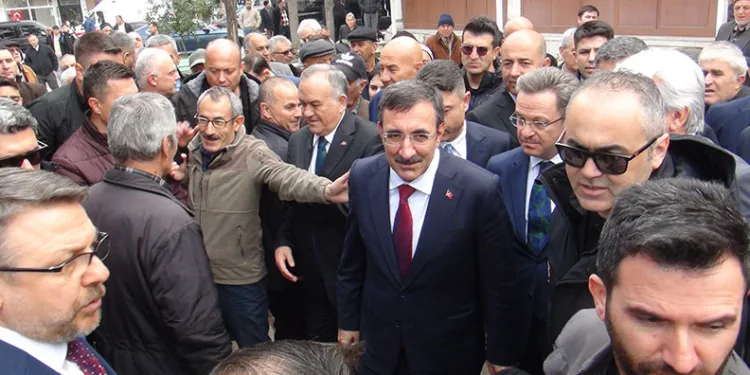 Cumhurbaşkanı Yardımcısı Cevdet Yılmaz’a büyük ilgi