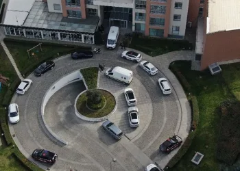Eşini ve 2 kızını silahla öldürüp kayıplara karıştı