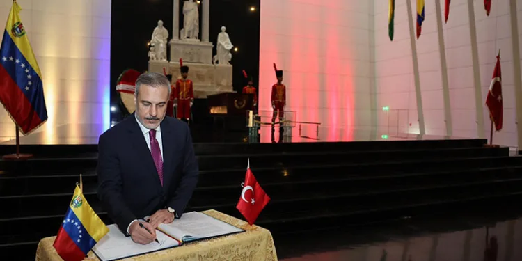 Dışişleri Bakanı Fidan, devrimci lider Bolivar’ın anıt mezarını ziyaret etti