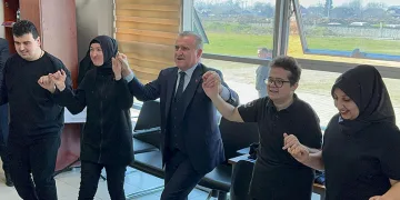 Bakan Osman Aşkın Bak, özel bireylerle horon oynadı