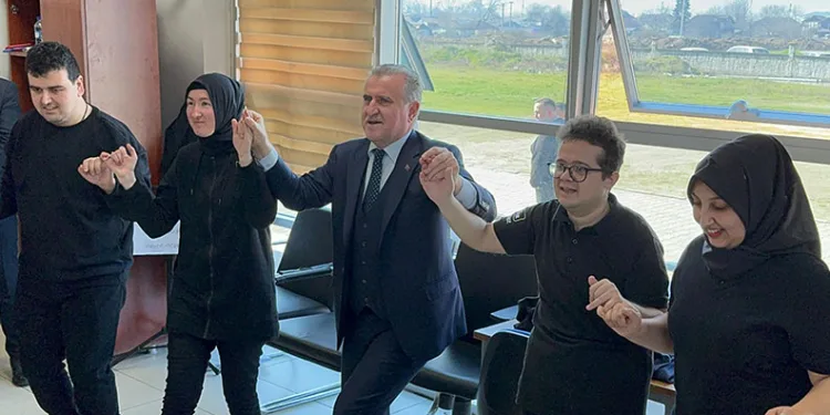 Bakan Osman Aşkın Bak, özel bireylerle horon oynadı