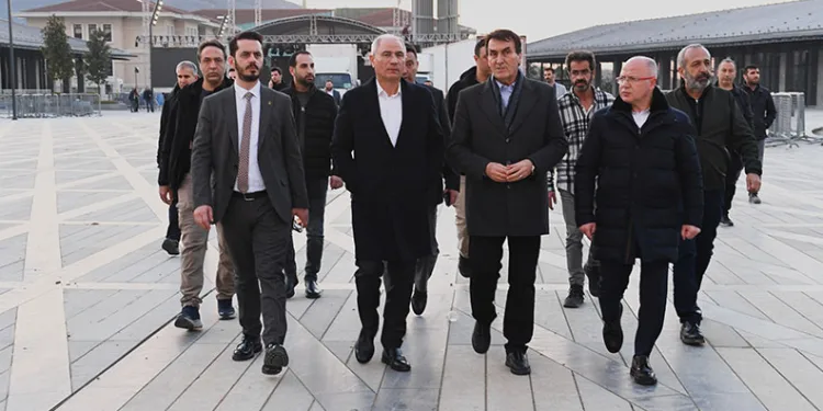 Efkan Ala’dan Osmangazi Meydanı’na tam not