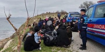 Ezine’de 68 kaçak göçmen ile 1 organizatör yakalandı
