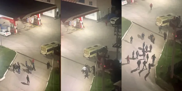 Bursa’da araçların yol verme kavgasına yolcular karıştı
